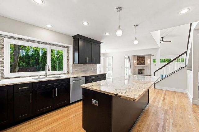 2752 Wendy Drive, Naperville, IL 60565