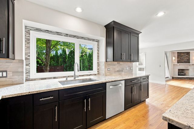 2752 Wendy Drive, Naperville, IL 60565