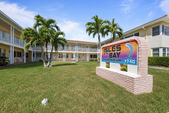 7740 BOCA CIEGA DRIVE 110, St Pete Beach, FL 33706