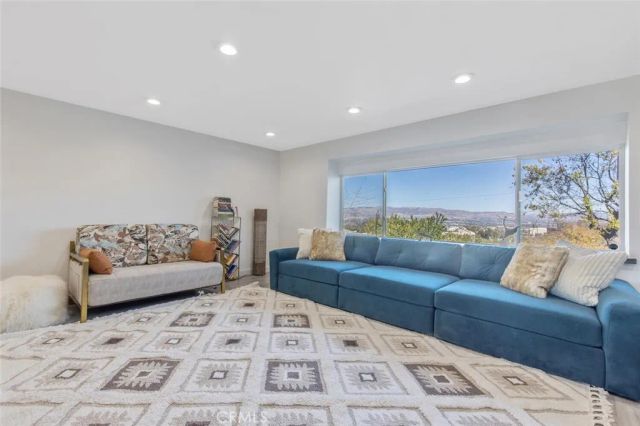 22444 Venido, Woodland Hills, CA 91364