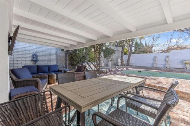 22444 Venido, Woodland Hills, CA 91364