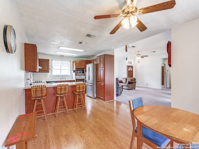 1026 Eagle Creek, Floresville, TX 78114