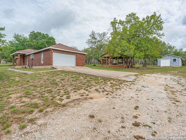 1026 Eagle Creek, Floresville, TX 78114