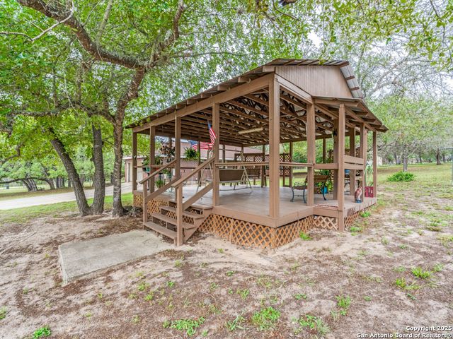 1026 Eagle Creek Dr, Floresville, TX 78114