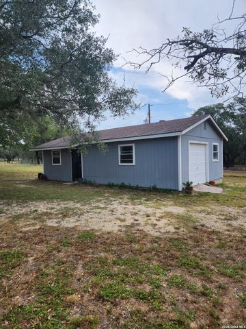 1026 Eagle Creek Dr, Floresville, TX 78114
