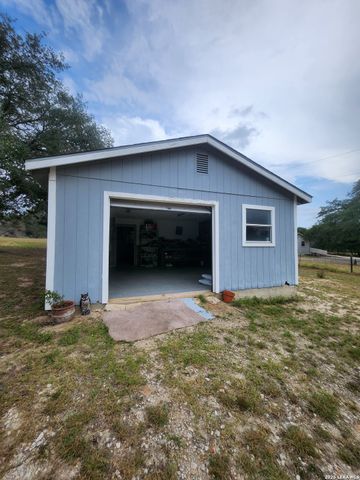 1026 Eagle Creek Dr, Floresville, TX 78114