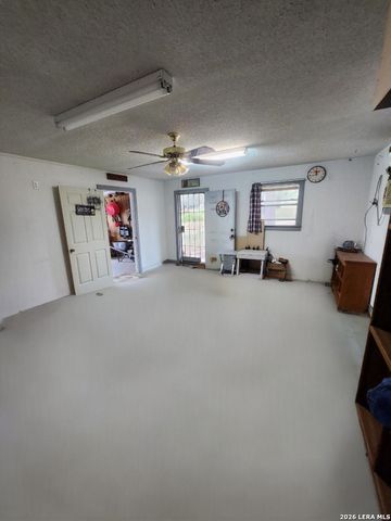 1026 Eagle Creek Dr, Floresville, TX 78114