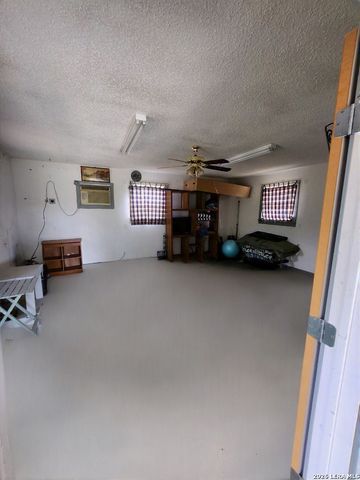 1026 Eagle Creek Dr, Floresville, TX 78114