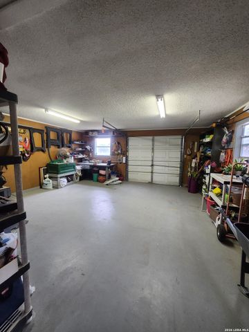 1026 Eagle Creek Dr, Floresville, TX 78114
