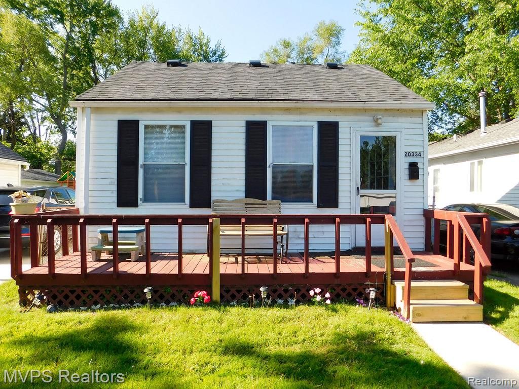 20334 E 8 Mile Road, Harper Woods, MI 48225