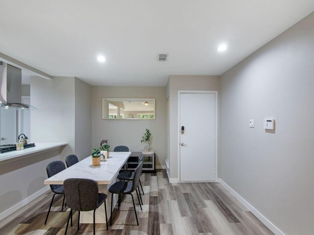 17 W Broken Oak, The Woodlands, TX 77381