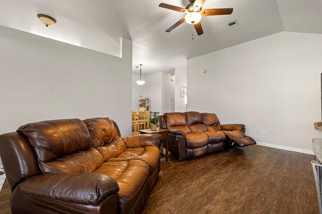 2910 Whisper Oaks LN, Georgetown, TX 78628