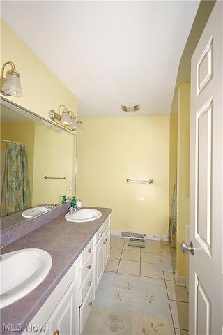 5295 Sycamore Hill Drive, New Middletown, OH 44442