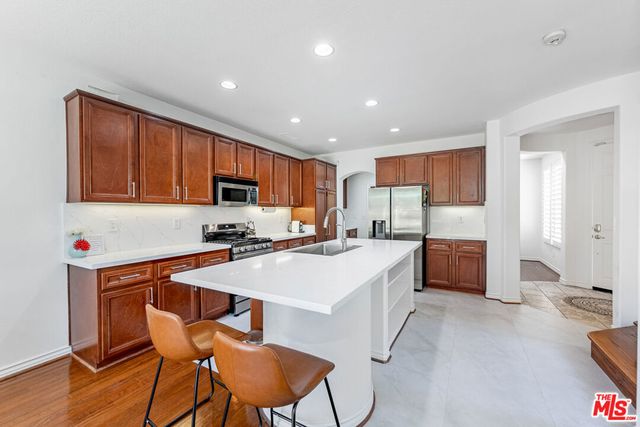 25684 Via Ventana, Valencia, CA 91381