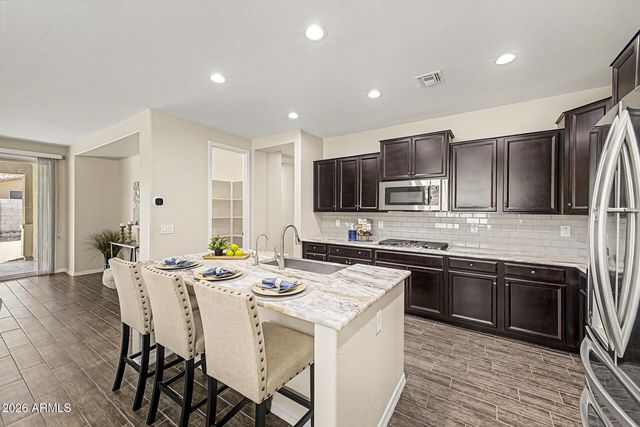 1075 W REDWOOD Avenue, Queen Creek, AZ 85140