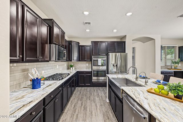 1075 W REDWOOD Avenue, Queen Creek, AZ 85140