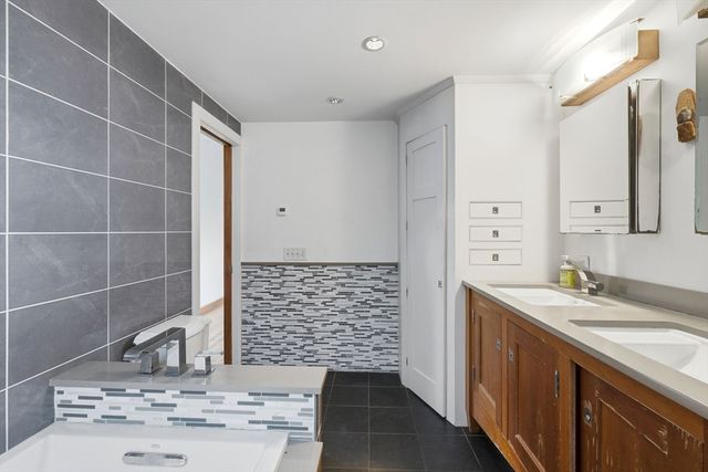 917 Newman Ave, Seekonk, MA 02771