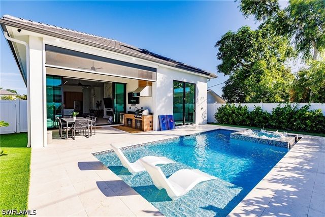748 110th AVE N, Naples, FL 34108