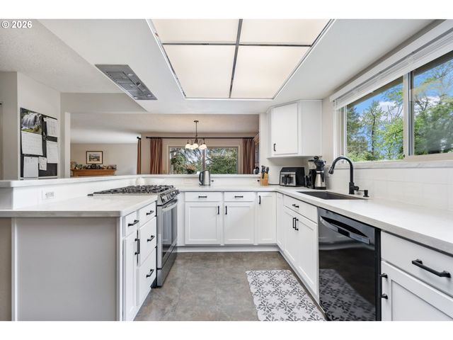 1941 KILKENNY Rd, Lake Oswego, OR 97034