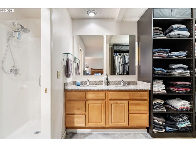 1941 KILKENNY Rd, Lake Oswego, OR 97034