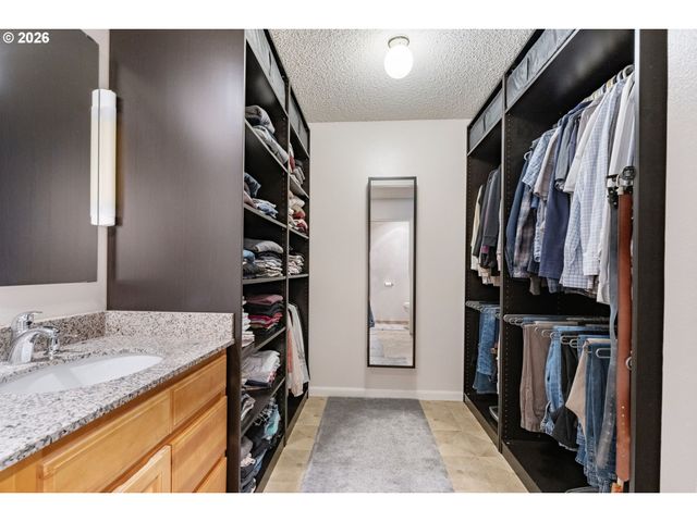 1941 KILKENNY Rd, Lake Oswego, OR 97034