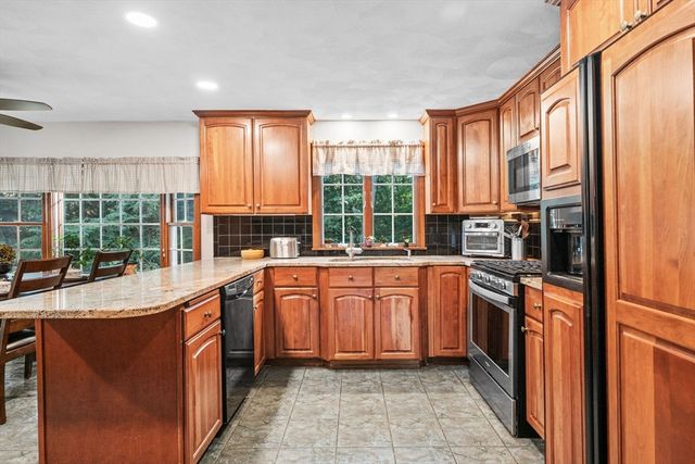 18 Heritage Lane, Lynnfield, MA 01940