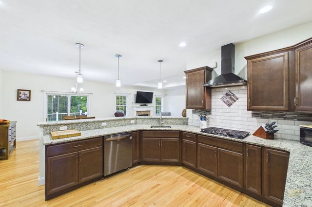 7 Cameron's Way, Freetown, MA 02717