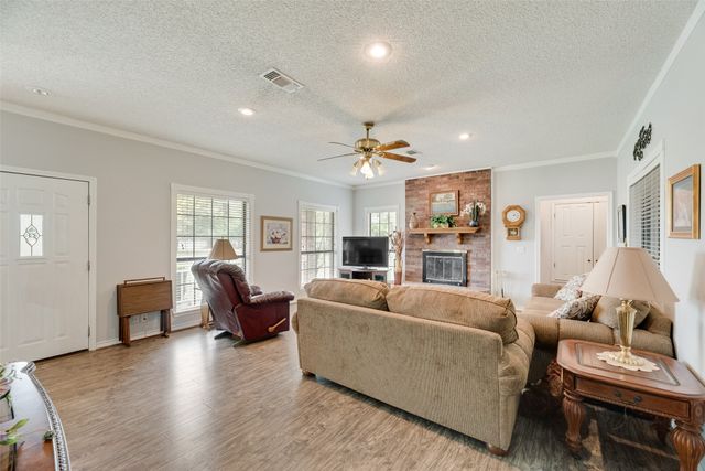 1219 Kiowa Drive E, Gainesville, TX 76240