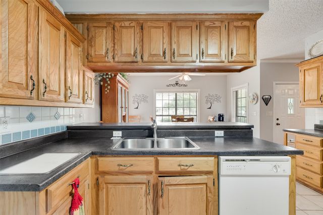 1219 Kiowa Drive E, Gainesville, TX 76240