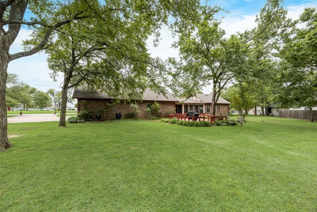 1219 Kiowa Drive E, Gainesville, TX 76240