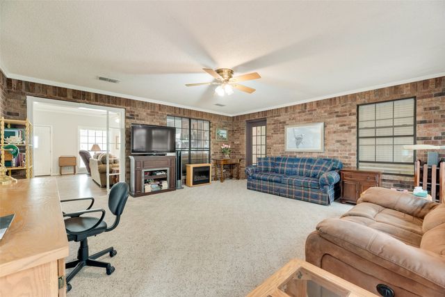 1219 Kiowa Drive E, Gainesville, TX 76240