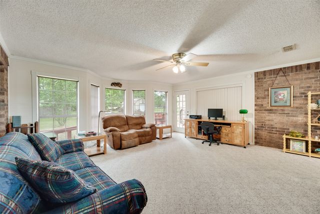 1219 Kiowa Drive E, Gainesville, TX 76240