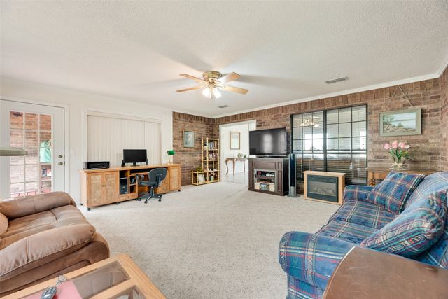 1219 Kiowa Drive E, Gainesville, TX 76240