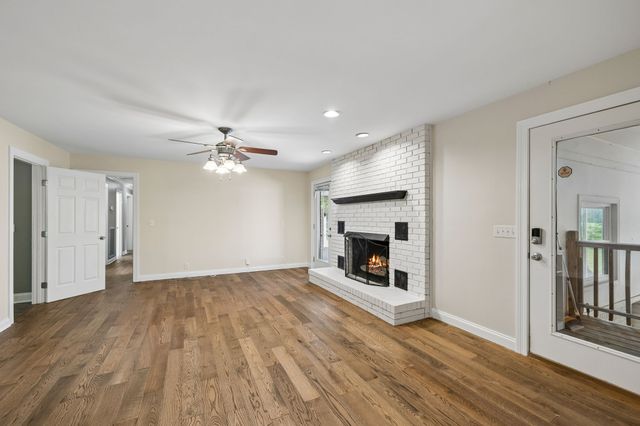 3513 Meadowwood Dr, Murfreesboro, TN 37128