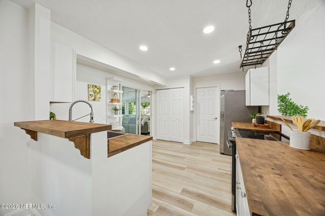 2189 THE WOODS Drive E, Jacksonville, FL 32246