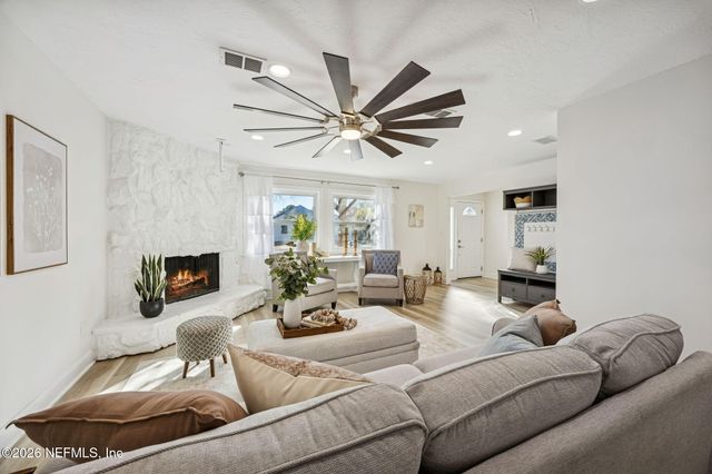 2189 THE WOODS Drive E, Jacksonville, FL 32246