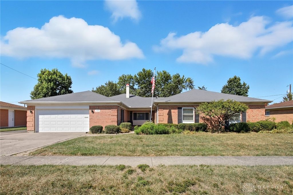 825 Fairgrove Way, Dayton, OH 45426