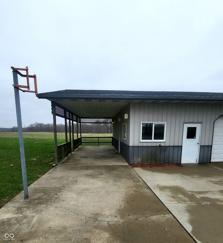 2554 S Barker Road, Veedersburg, IN 47987