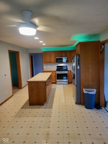 2554 S Barker Road, Veedersburg, IN 47987