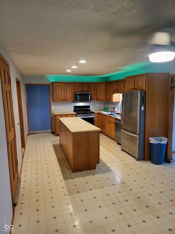 2554 S Barker Road, Veedersburg, IN 47987