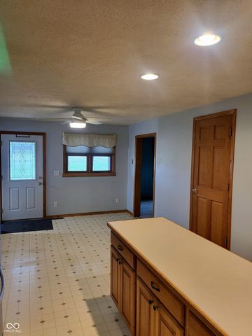 2554 S Barker Road, Veedersburg, IN 47987