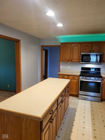 2554 S Barker Road, Veedersburg, IN 47987