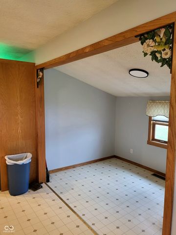 2554 S Barker Road, Veedersburg, IN 47987