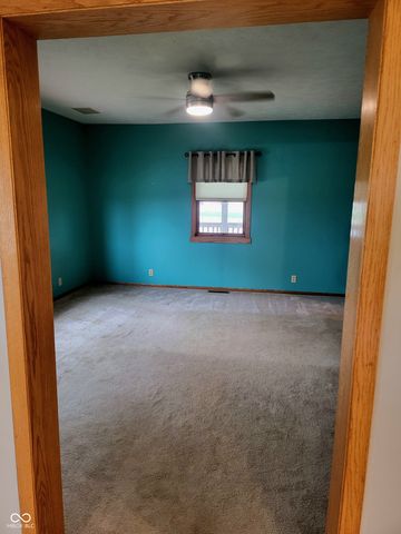 2554 S Barker Road, Veedersburg, IN 47987