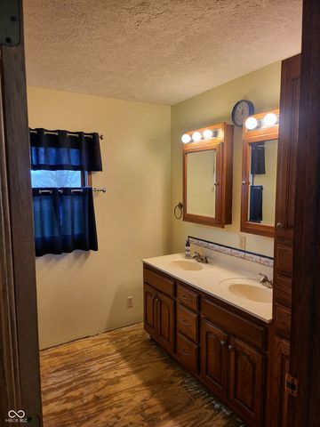 2554 S Barker Road, Veedersburg, IN 47987