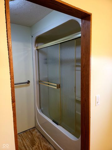 2554 S Barker Road, Veedersburg, IN 47987