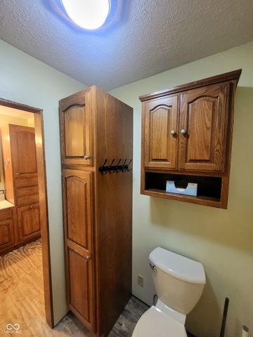 2554 S Barker Road, Veedersburg, IN 47987