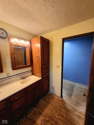 2554 S Barker Road, Veedersburg, IN 47987