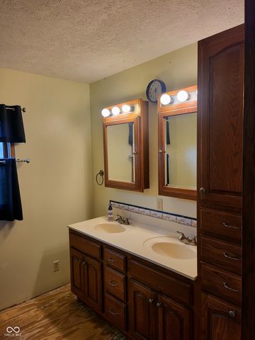 2554 S Barker Road, Veedersburg, IN 47987