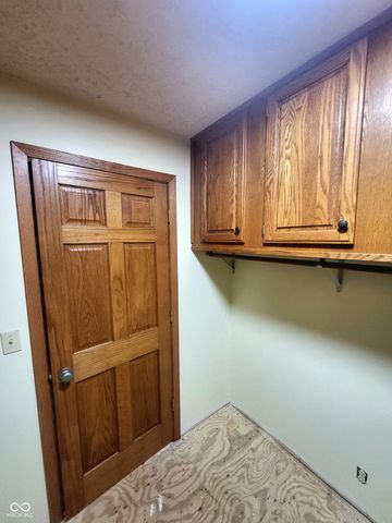 2554 S Barker Road, Veedersburg, IN 47987